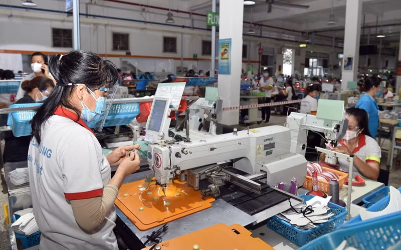 Sản xuất giày xuất khẩu tại Công ty ChingLuh (Khu công nghiệp Thuận Đạo, Long An).