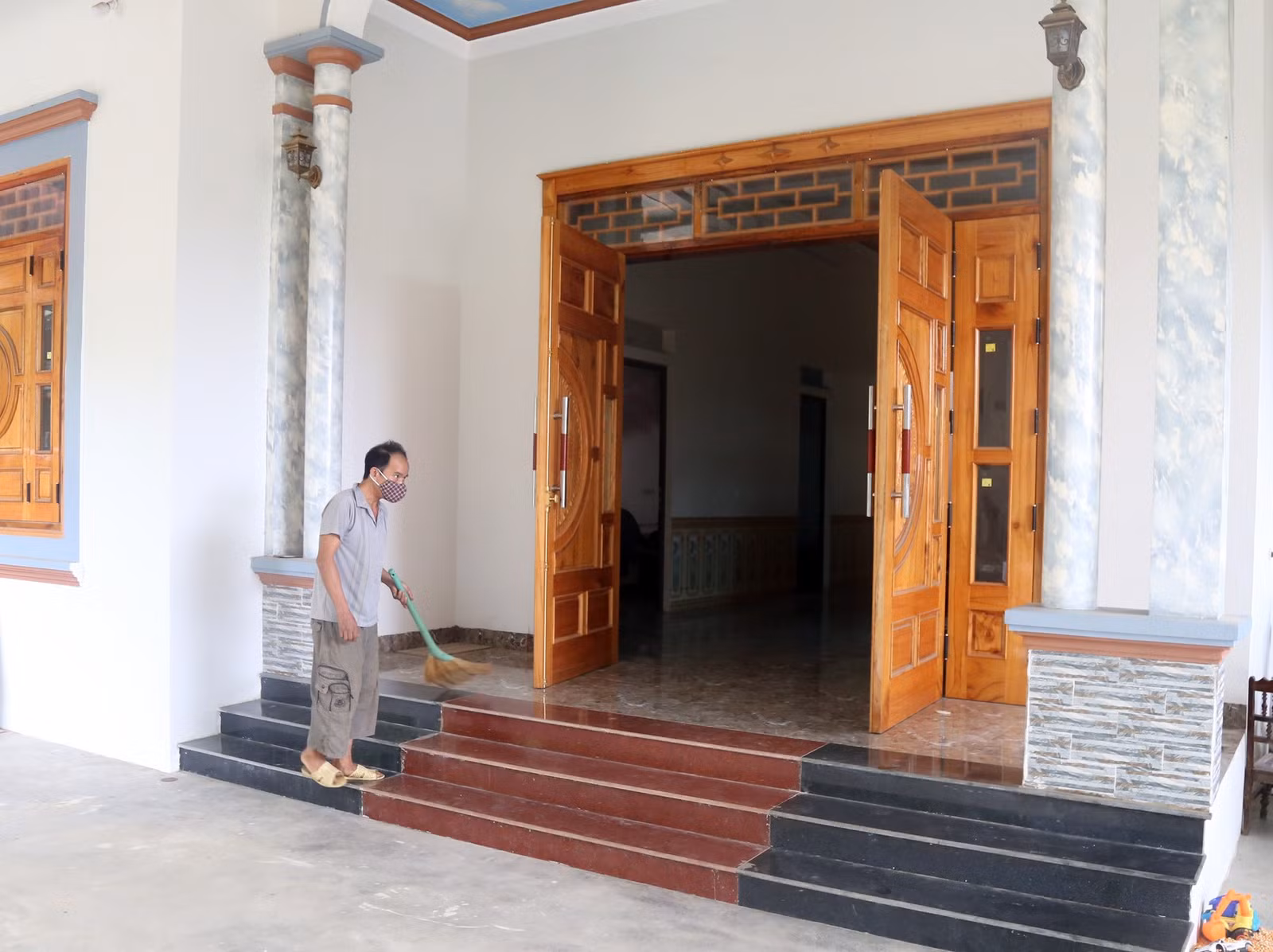 Nhờ chăm chỉ lao động, sản xuất, gia đình ông Sún đã xây dựng được ngôi nhà khang trang.