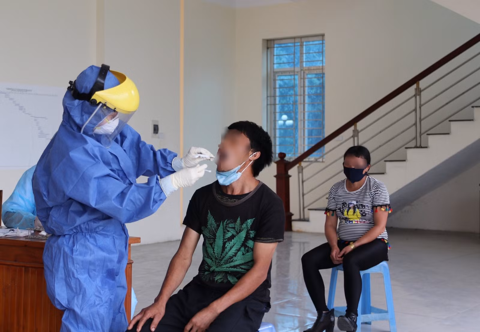 Lấy mẫu dịch của người cách ly y tế tập trung để xét nghiệm.