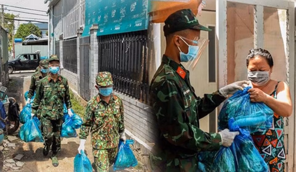 Bộ đội “đi từng ngõ, gõ từng nhà” trao thực phẩm cho người dân vùng dịch. (Ảnh minh họa nguồn internet).
