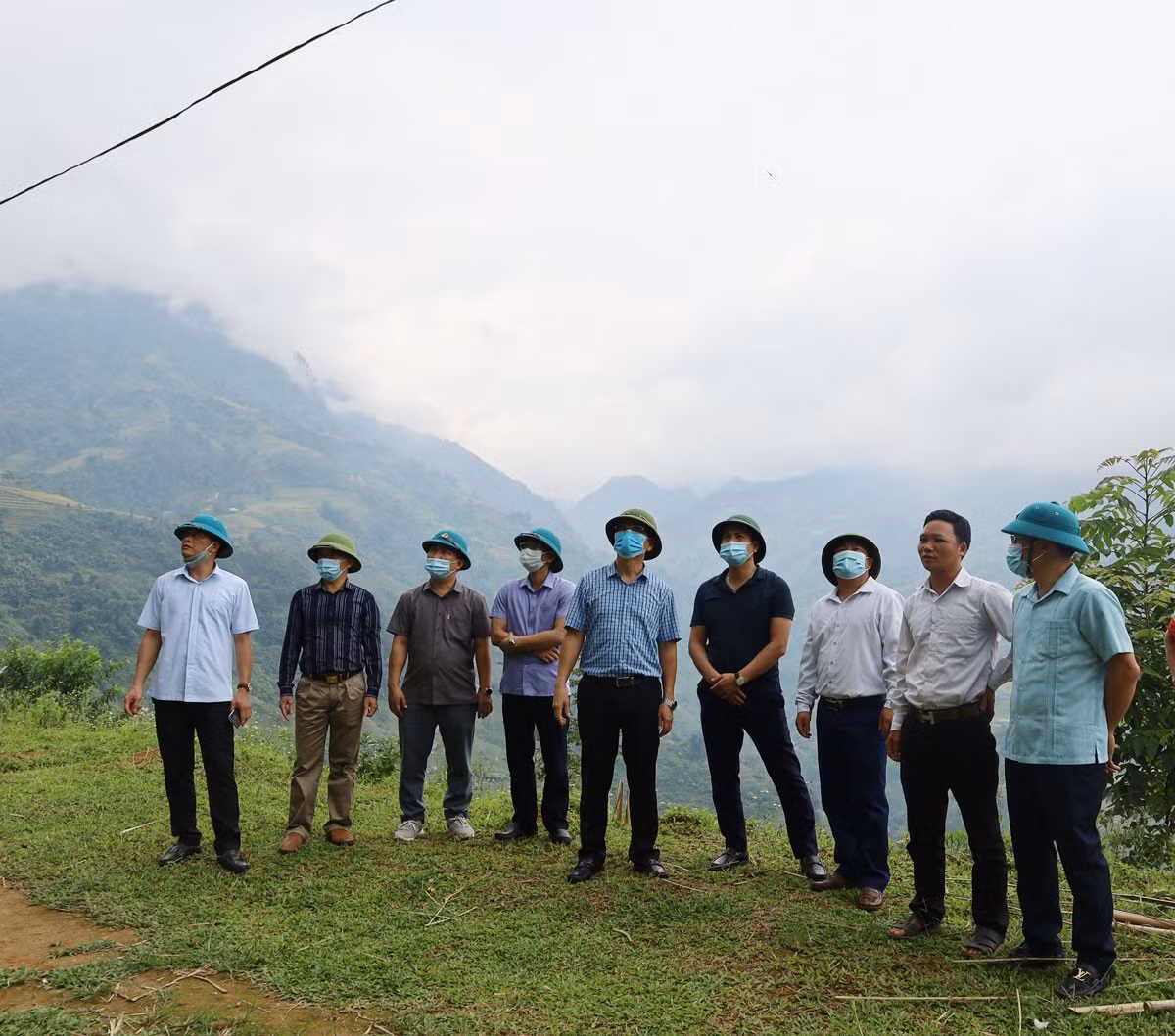 Phó Chủ tịch Thường trực UBND tỉnh Hoàng Quốc Khánh kiểm tra tiến độ sắp xếp dân cư nông thôn vùng thiên tai tại huyện Bát Xát ảnh 3