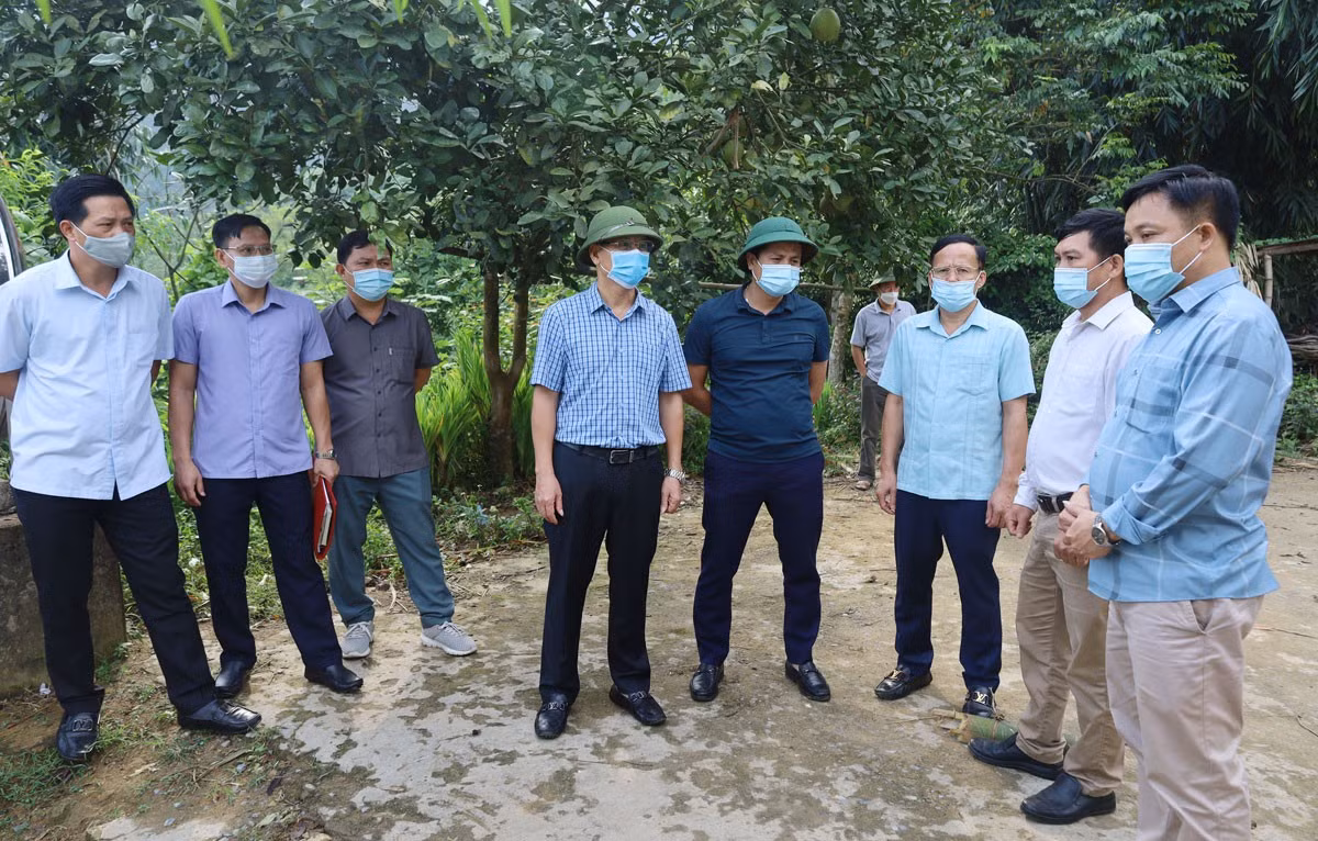 Phó Chủ tịch Thường trực UBND tỉnh Hoàng Quốc Khánh kiểm tra tiến độ sắp xếp dân cư nông thôn vùng thiên tai tại huyện Bát Xát ảnh 1