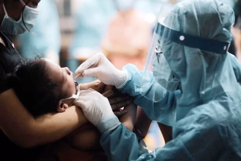 P đang lấy mẫu xét nghiệm cho một em nhỏ tại khu cách ly.