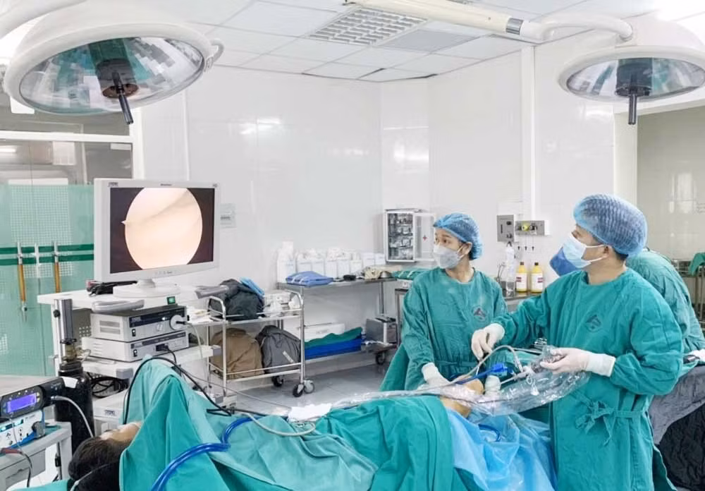 Phẫu thuật nội soi tái tạo dây chằng chéo khớp gối cho 5 bệnh nhân do chấn thương ảnh 1