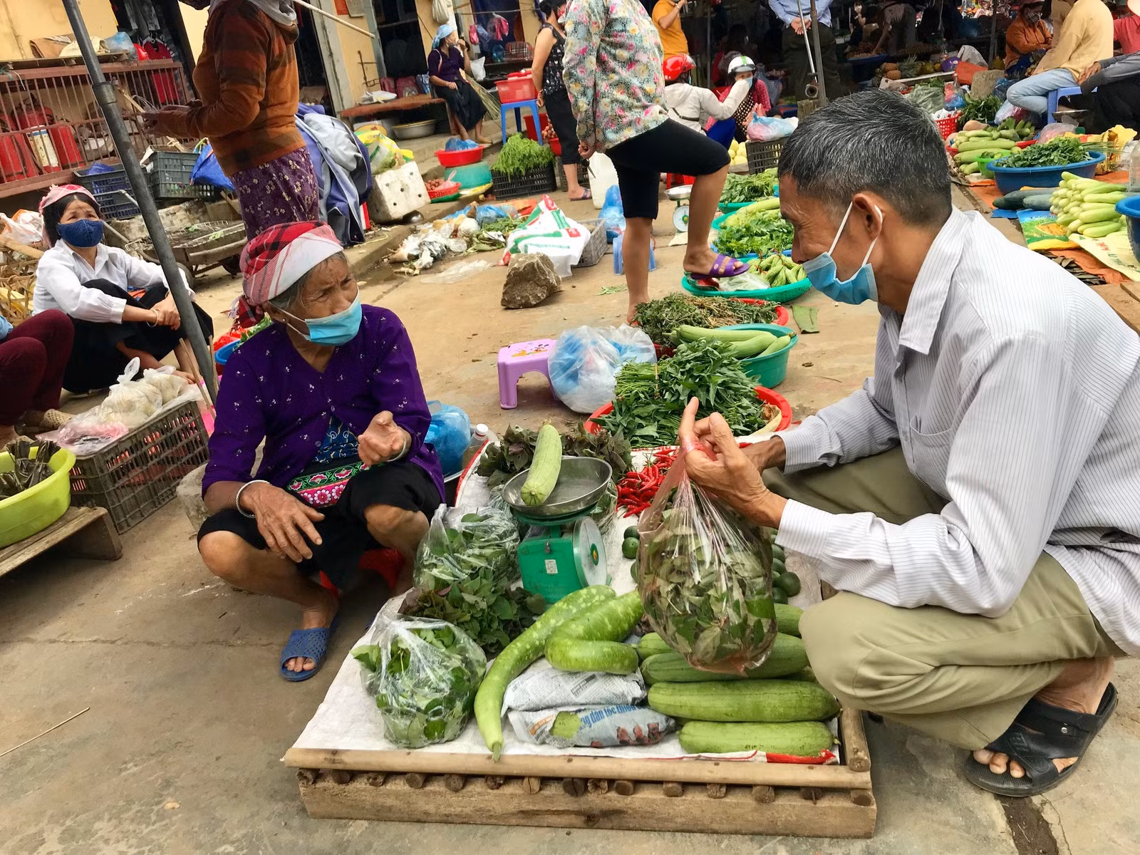 Sạp hàng nhỏ xinh bày bán nông sản địa phương.
