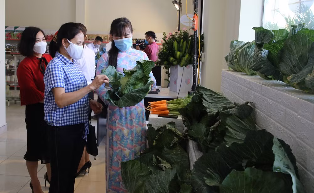 Mặt hàng thực phẩm tươi được nhiều người tiêu dùng chọn lựa.
