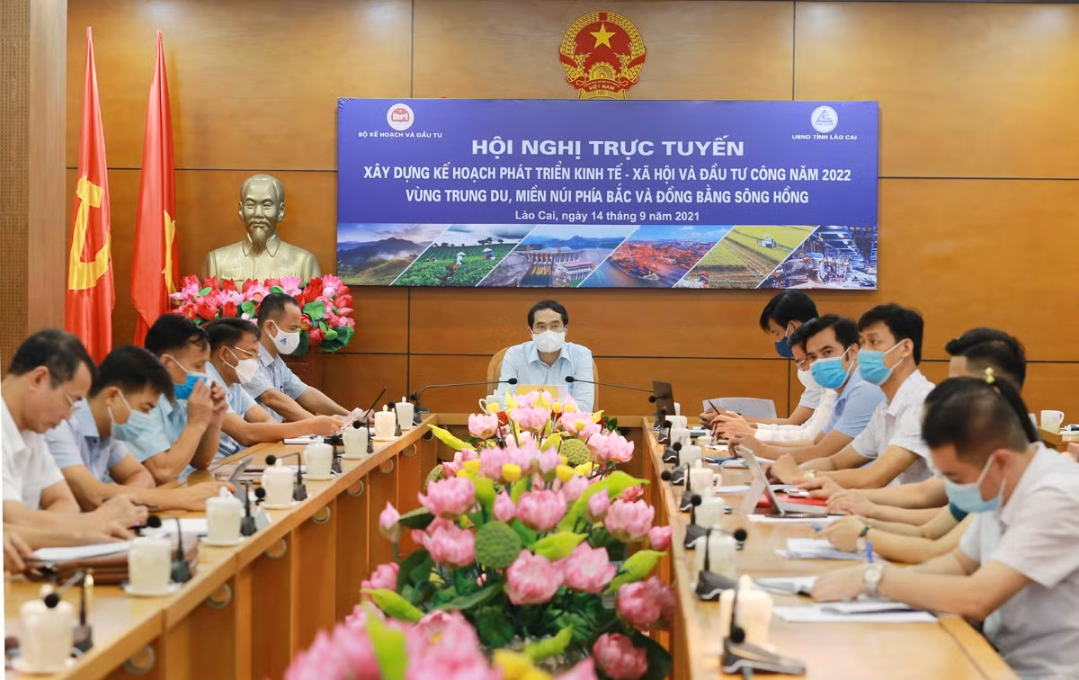 Các đại biểu tham dự hội nghị tại điểm cầu Lào Cai.