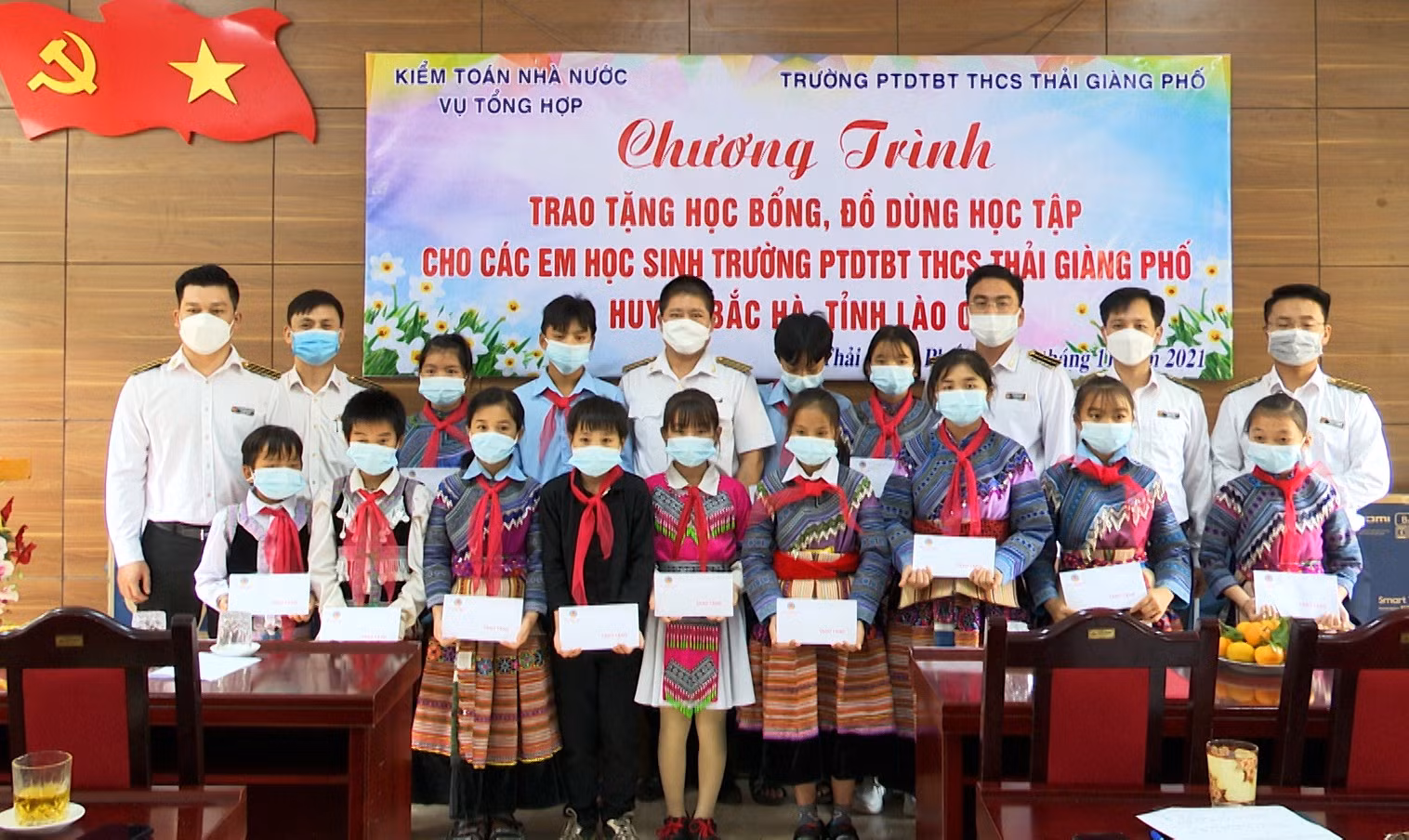 Tặng học bổng cho 32 học sinh nghèo vượt khó.