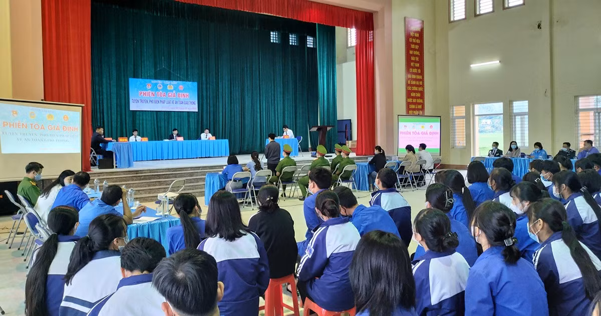 Hơn 500 học sinh tham dự phiên tòa giả định tuyên truyền về an toàn giao thông ảnh 1