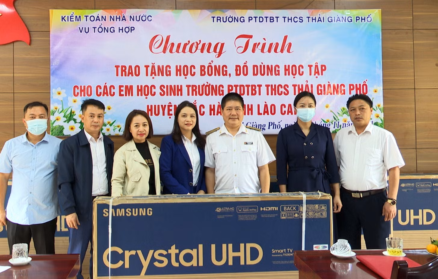 Tặng 5 tivi cho Trường Phổ thông Dân tộc bán trú THCS xã Thải Giàng Phố.