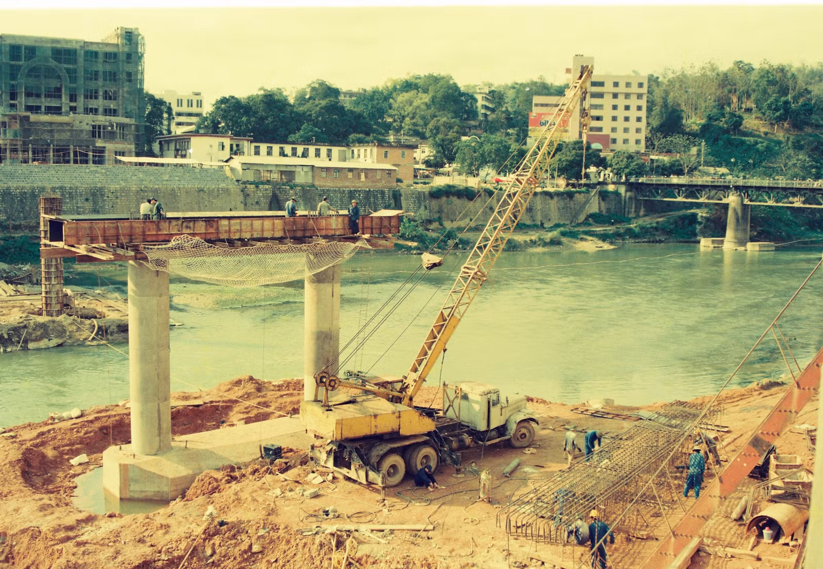 Lễ kỷ niệm 50 năm ngày giải phóng Lào Cai. Một dãy phố trên đường Hoàng Liên năm 2000. Thi công xây dựng cầu Hồ Kiều năm 2001. Đường Hoàng Liên năm 2001. Thi công Đại lộ Trần Hưng Đạo năm 2003.