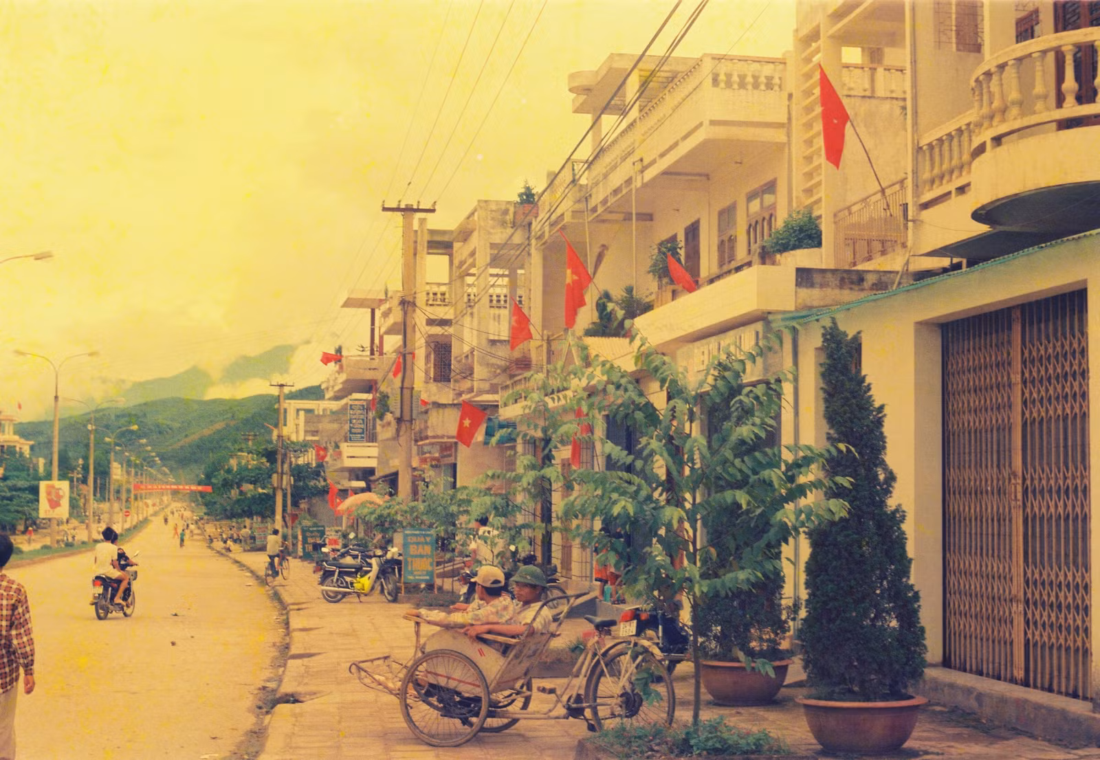 Lễ kỷ niệm 50 năm ngày giải phóng Lào Cai. Một dãy phố trên đường Hoàng Liên năm 2000. Thi công xây dựng cầu Hồ Kiều năm 2001. Đường Hoàng Liên năm 2001. Thi công Đại lộ Trần Hưng Đạo năm 2003.