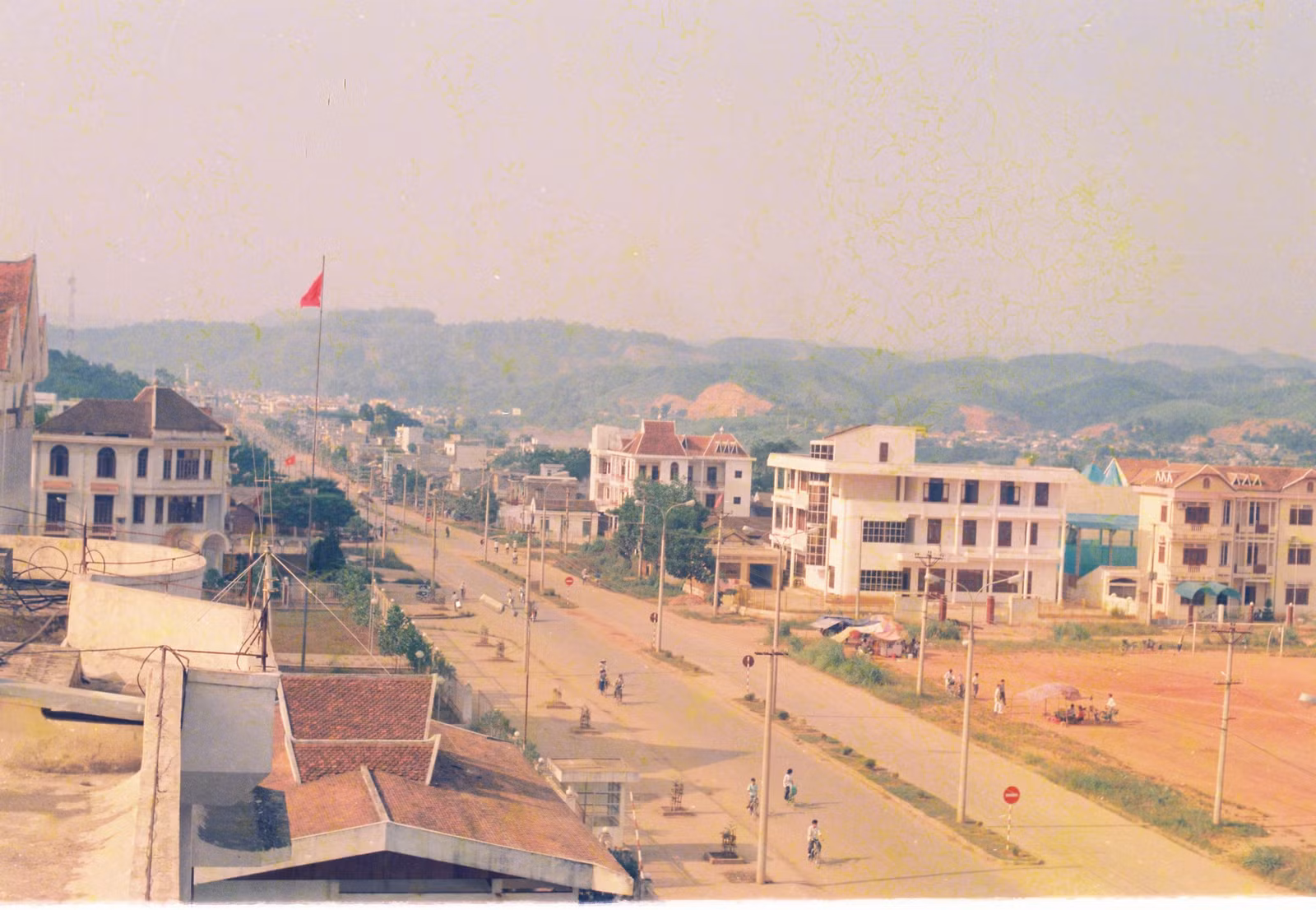 Lễ kỷ niệm 50 năm ngày giải phóng Lào Cai. Một dãy phố trên đường Hoàng Liên năm 2000. Thi công xây dựng cầu Hồ Kiều năm 2001. Đường Hoàng Liên năm 2001. Thi công Đại lộ Trần Hưng Đạo năm 2003.