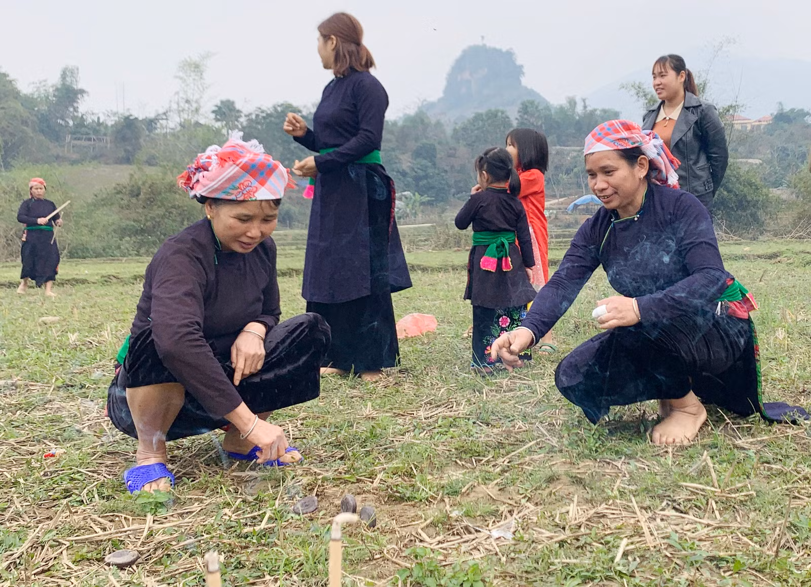 Mo Tham Thát là nghi lễ có ý nghĩa, giá trị về mặt địa lý, phong thủy và tín ngưỡng. Cánh đồng rộng trong thôn được thầy Mo chọn làm nơi chỉ hướng. Một tập giấy tiền, giấy vàng được đốt để thực hiện nghi lễ. Ba thầy mo thực hành vái ba vái thần linh, trời đất, rồi ông Mo Tham Thát đọc bài cúng, ý nghĩa như sau: Hôm nay có hương, hoa, năm mới đã đến, ông mo thay mặt dân làng đi chào ông Tham Thát… …Cầu mong ông phù hộ cho bản làng bình yên, người người mạnh khỏe, trồng lúa được mùa, có nhiều tiền bạc, đóng cổng làng cho yên (ngăn không cho cái xấu vào làng) cầu cho mọi thứ tốt đẹp vào làng. Ông Hoàng Văn Kể, thầy mo làng, người chủ trì nghi lễ Mo Tham Thát. Sau khi những nén hương được thắp, đã chọn được hướng kiêng, thầy mo sẽ chỉ cho người dân trong thôn, xã biết năm nay làm nhà, chuồng trại, đi buôn bán, hay đi rừng… phải kiêng hướng đã chọn. Năm Tân Sửu hướng kiêng là hướng Đông. Sau khi đã xác định chỉ hướng kiêng xong, thanh niên nam, nữ thi tài bắn nỏ, trước khi thi, ông mo thực hành nghi lễ bắn trước, sau đó thanh niên nam, nữ mới trổ tài. Nam, nữ thanh niên đội văn nghệ, thể thao mang theo nỏ và tên để thi nhau tranh tài bắn thủng tập giấy tiền vàng với ý nghĩa bắn nát được tập giấy năm đó toàn thể thôn, bản được bình yên, may mắn, phát triển.