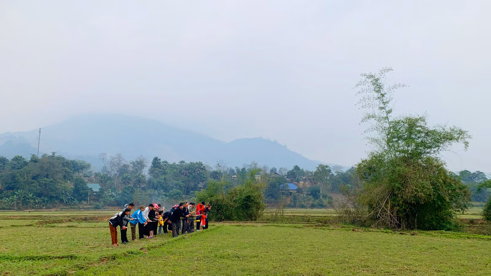 Mo Tham Thát là nghi lễ có ý nghĩa, giá trị về mặt địa lý, phong thủy và tín ngưỡng. Cánh đồng rộng trong thôn được thầy Mo chọn làm nơi chỉ hướng. Một tập giấy tiền, giấy vàng được đốt để thực hiện nghi lễ. Ba thầy mo thực hành vái ba vái thần linh, trời đất, rồi ông Mo Tham Thát đọc bài cúng, ý nghĩa như sau: Hôm nay có hương, hoa, năm mới đã đến, ông mo thay mặt dân làng đi chào ông Tham Thát… …Cầu mong ông phù hộ cho bản làng bình yên, người người mạnh khỏe, trồng lúa được mùa, có nhiều tiền bạc, đóng cổng làng cho yên (ngăn không cho cái xấu vào làng) cầu cho mọi thứ tốt đẹp vào làng. Ông Hoàng Văn Kể, thầy mo làng, người chủ trì nghi lễ Mo Tham Thát. Sau khi những nén hương được thắp, đã chọn được hướng kiêng, thầy mo sẽ chỉ cho người dân trong thôn, xã biết năm nay làm nhà, chuồng trại, đi buôn bán, hay đi rừng… phải kiêng hướng đã chọn. Năm Tân Sửu hướng kiêng là hướng Đông. Sau khi đã xác định chỉ hướng kiêng xong, thanh niên nam, nữ thi tài bắn nỏ, trước khi thi, ông mo thực hành nghi lễ bắn trước, sau đó thanh niên nam, nữ mới trổ tài. Nam, nữ thanh niên đội văn nghệ, thể thao mang theo nỏ và tên để thi nhau tranh tài bắn thủng tập giấy tiền vàng với ý nghĩa bắn nát được tập giấy năm đó toàn thể thôn, bản được bình yên, may mắn, phát triển.