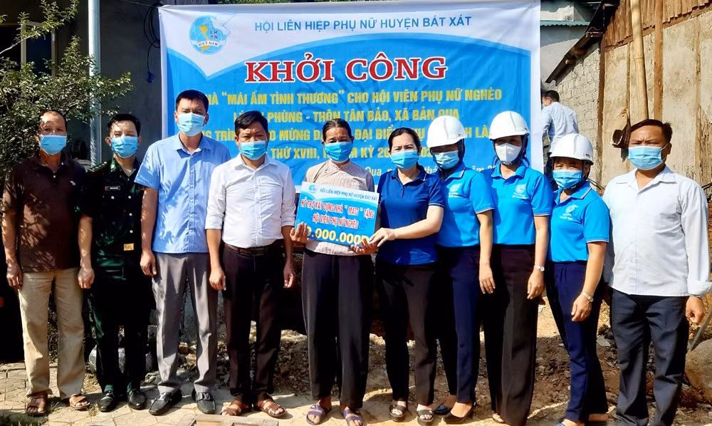 Hội Liên hiệp Phụ nữ huyện Bát Xát trao tiền hỗ trợ cho gia đình chị Lý Thị Phùng.