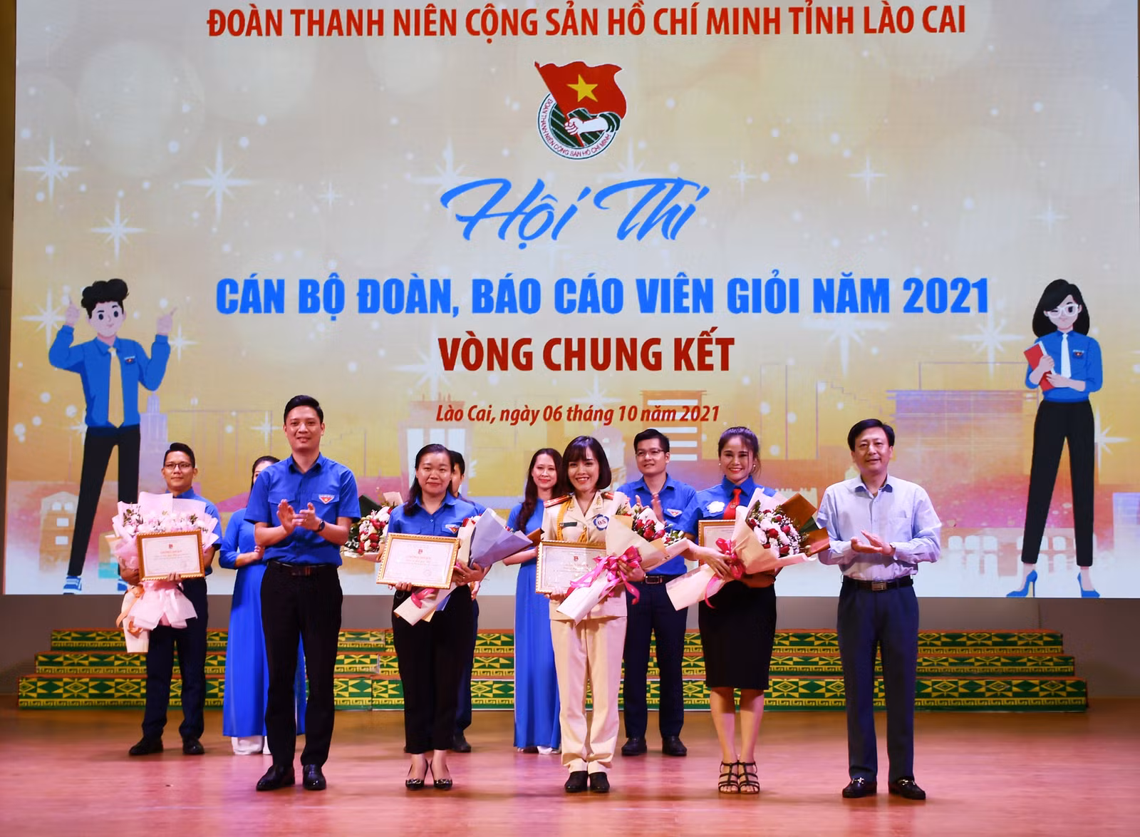Trao giải Ba cho đội thi Huyện đoàn Văn Bàn, Mường Khương và Đoàn thanh niên Công an tỉnh.