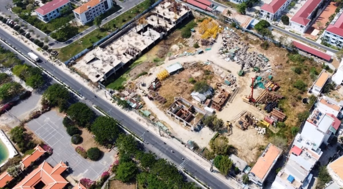 Khu đất 28 E đường Trần Phú nằm bên bờ biển Nha Trang.