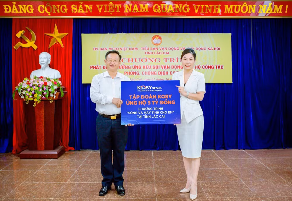 Bà Nguyễn Thị Phương Thảo, Phó Tổng Giám đốc Tập đoàn Kosy trao tặng 3 tỷ đồng ủng hộ chương trình“Sóng và máy tính cho em” tại tỉnh Lào Cai.