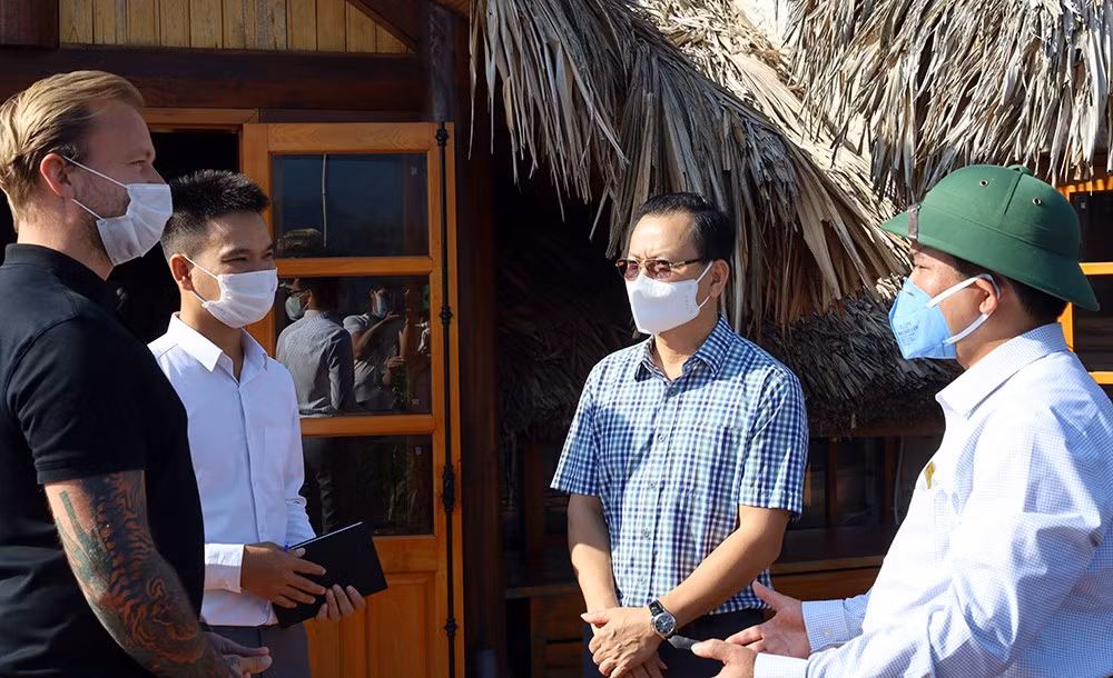 Phó Chủ tịch Thường trực UBND Hoàng Quốc Khánh trao đổi thông tin với quản lý Topass Ecolodge.