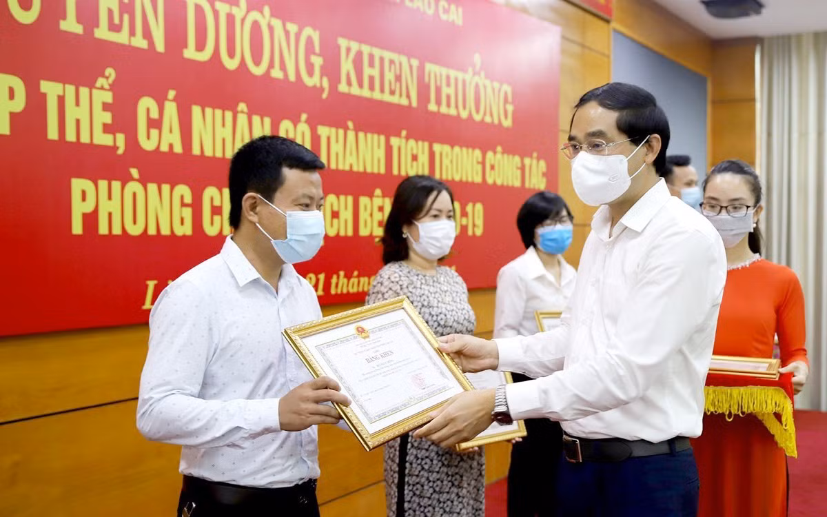 Anh Trần Trung Kiên được Chủ tịch UBND tỉnh tặng Bằng khen do có những đóng góp xuất sắc trong công tác phòng, chống dịch bệnh COVID-19.