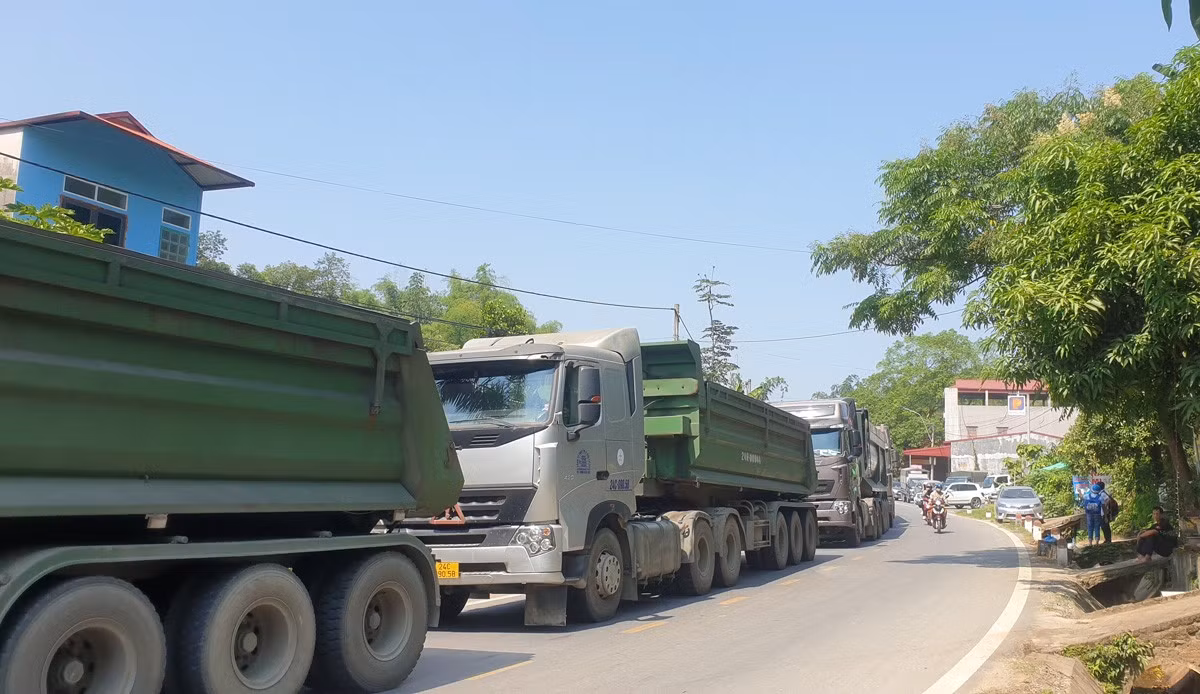 Đoàn xe tải ách tắc trên Quốc lộ 4E nhiều giờ liền.