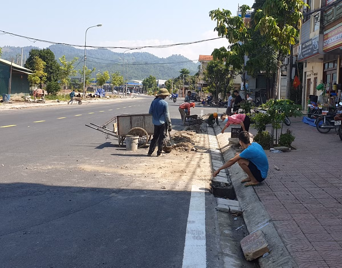 Bờ bó vỉa hè đường Ngô Minh Loan khiến người dân đi lại khó khăn ảnh 1