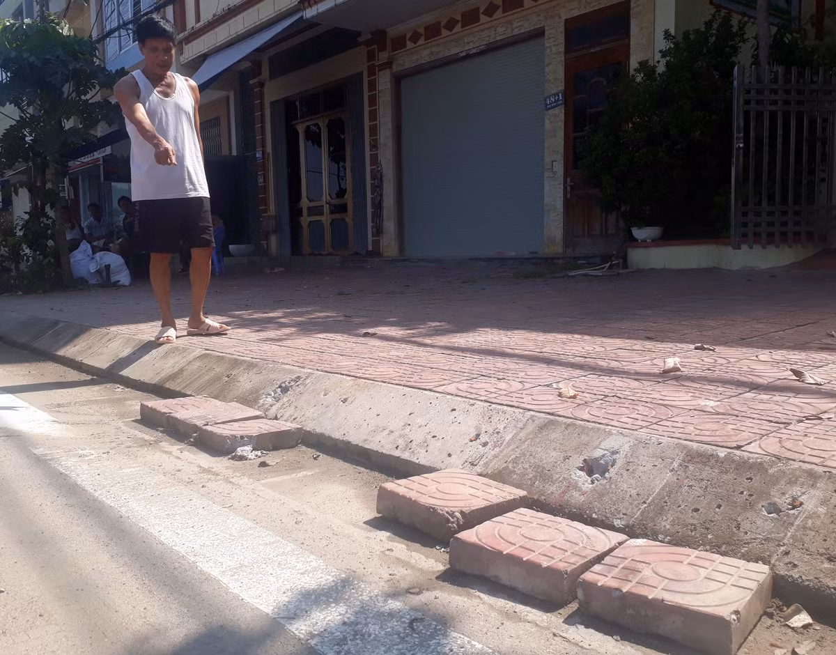 Bờ bó vỉa hè đường Ngô Minh Loan khiến người dân đi lại khó khăn ảnh 5
