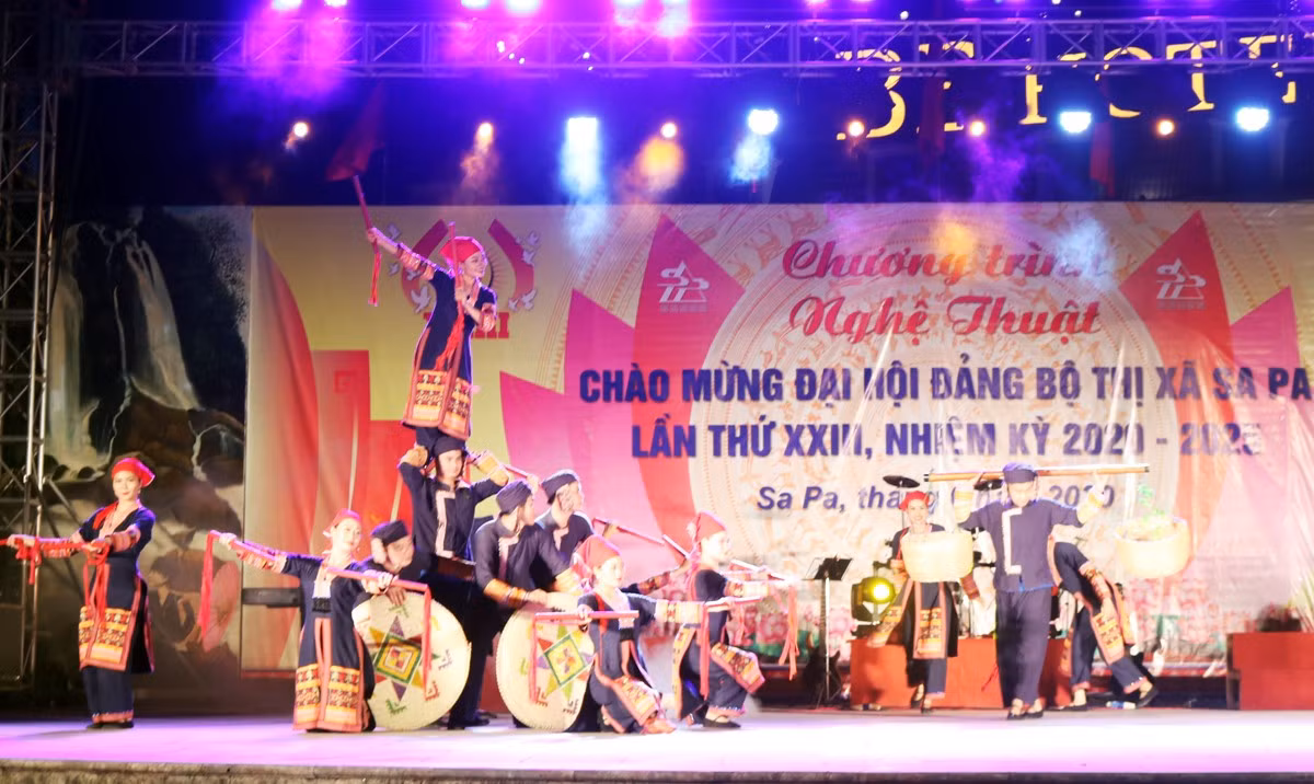 Điệu múa dân tộc Dao được khai thác và biểu diễn phục vụ du khách tại Sa Pa.