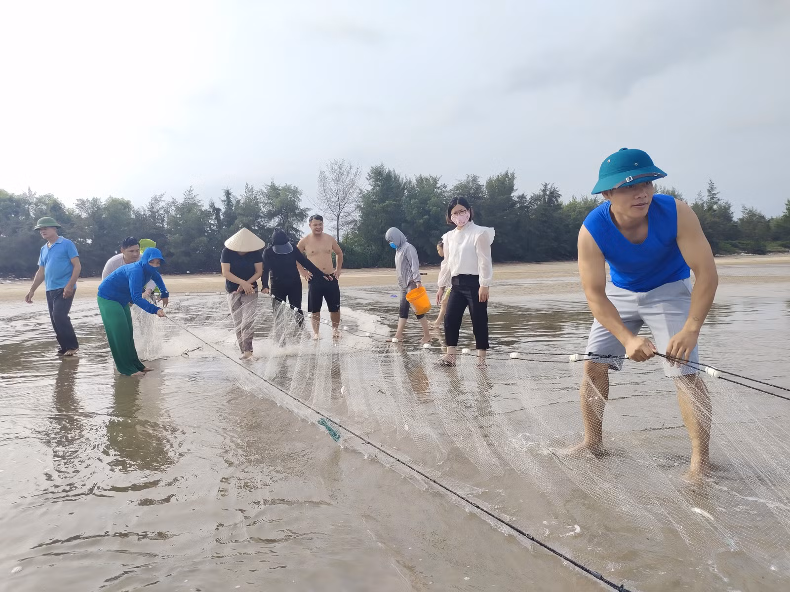 Một ngày làm ngư dân ở biển xanh Móng Cái: Săn hải sản ăn liền, đạp xe giữa hàng dương ảnh 7