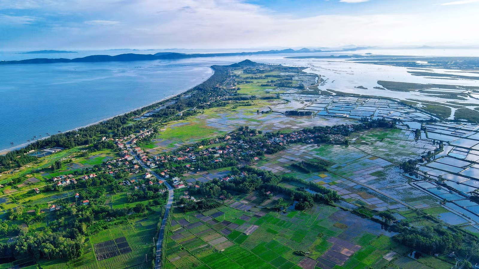 Một ngày làm ngư dân ở biển xanh Móng Cái: Săn hải sản ăn liền, đạp xe giữa hàng dương ảnh 2
