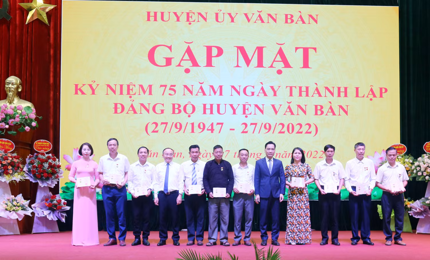 Văn Bàn gặp mặt kỷ niệm 75 năm ngày thành lập Đảng bộ huyện ảnh 7