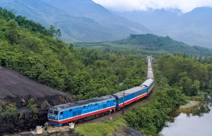 Đường sắt tạm dừng chạy đôi tàu khách Thống Nhất do ảnh hưởng bão Noru.