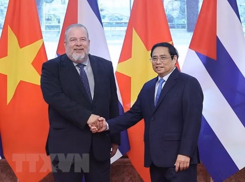 Thủ tướng Phạm Minh Chính và Thủ tướng Cuba Manuel Marrero Cruz chụp ảnh chung.