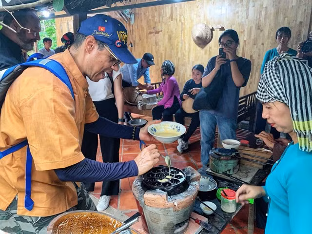 Kh&aacute;ch du lịch nước ngo&agrave;i thưởng thức ẩm thực T&acirc;y Nam bộ. Ảnh: N.Duy.