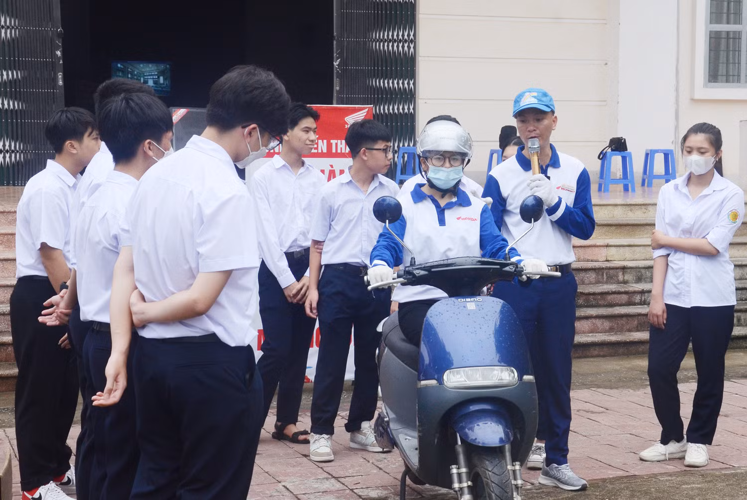 Học sinh tham gia trả lời câu hỏi tìm hiểu Luật Giao thông đường bộ. Tặng quà học sinh trả lời đúng câu hỏi về Luật Giao thông đường bộ. Hướng dẫn sử dụng bảo hộ trước khi đi xe mô tô, xe gắn máy, xe máy điện. Hướng dẫn đội mũ bảo hiểm đúng cách. Kiểm tra an toàn phương tiện trước khi tham gia giao thông. Hướng dẫn tư thế lái xe an toàn. Trải nghiệm lái xe trên sa hình.