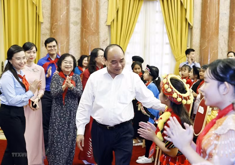 Sáng 22/9, tại Phủ Chủ tịch, Chủ tịch nước gặp mặt thân mật các thiếu nhi tiêu biểu, đại diện cho thiếu nhi của 54 dân tộc trên khắp mọi miền đất nước tham gia Liên hoan thiếu nhi tiêu biểu các dân tộc toàn quốc lần thứ IV. (Ảnh: TTXVN)