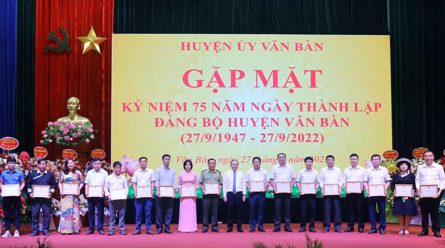 Văn Bàn gặp mặt kỷ niệm 75 năm ngày thành lập Đảng bộ huyện ảnh 8