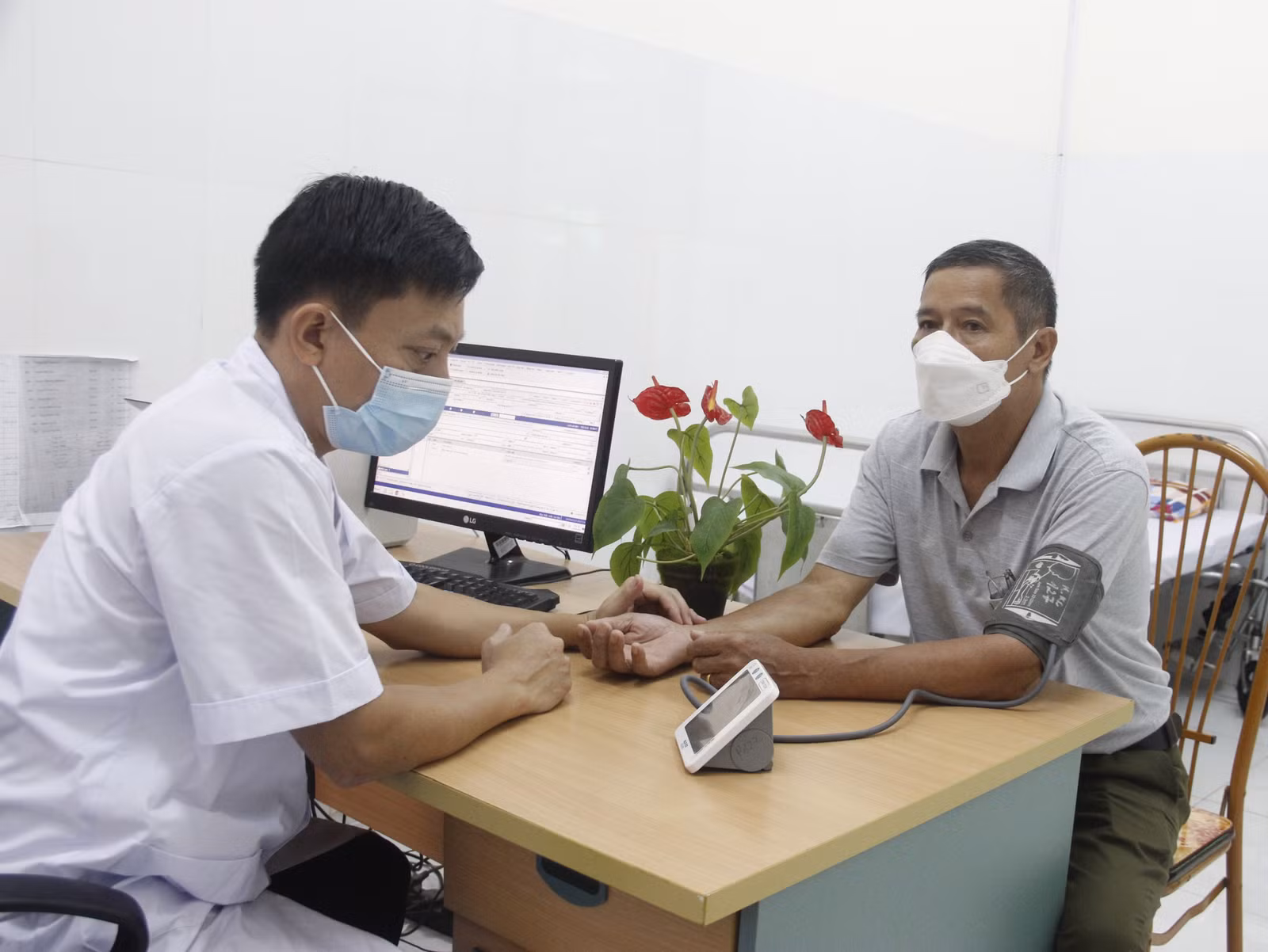 Bệnh viện Y học cổ truyền khám sức khỏe miễn phí cho người cao tuổi trên địa bàn thành phố Lào Cai ảnh 1