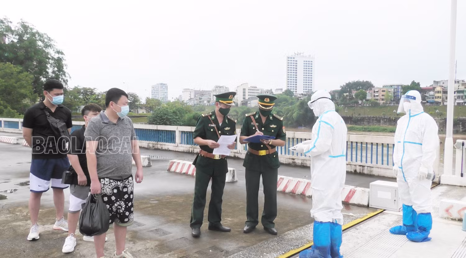 Lực lượng Bộ đội Biên phòng Lào Cai làm thủ tục bàn giao 3 đối tượng cho lực lượng chức năng Trung Quốc.