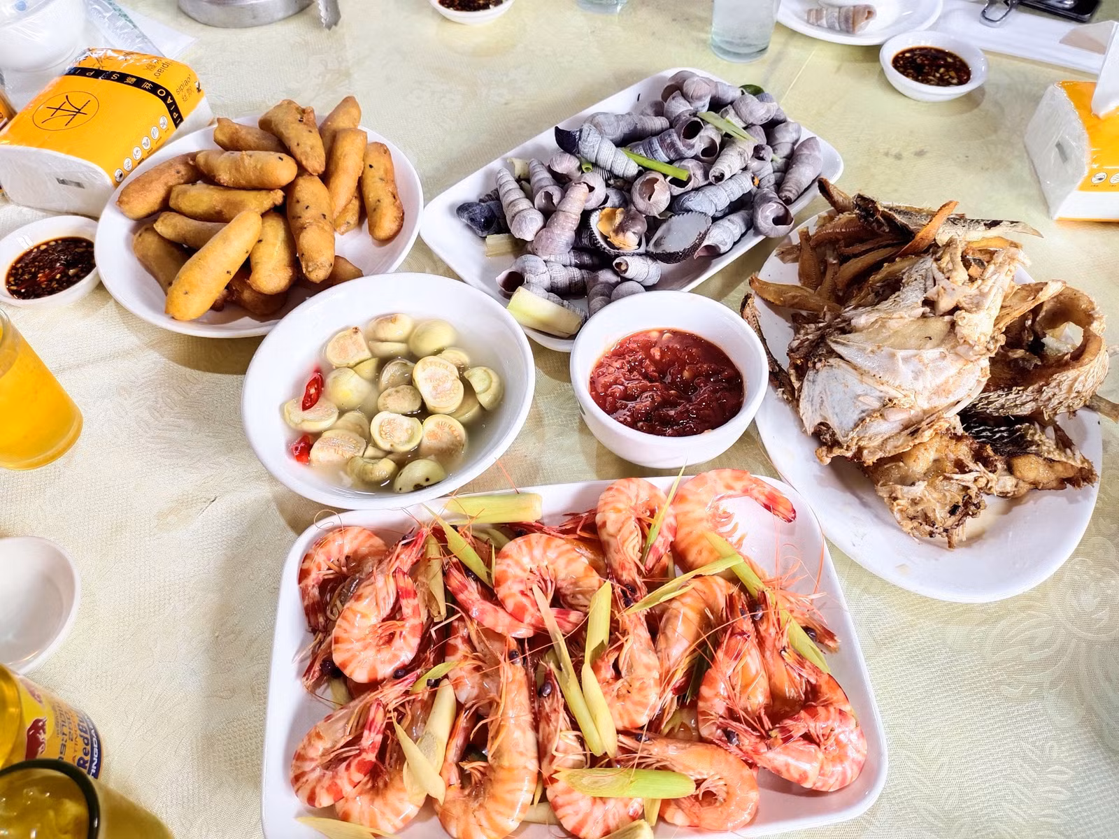 Một ngày làm ngư dân ở biển xanh Móng Cái: Săn hải sản ăn liền, đạp xe giữa hàng dương ảnh 11