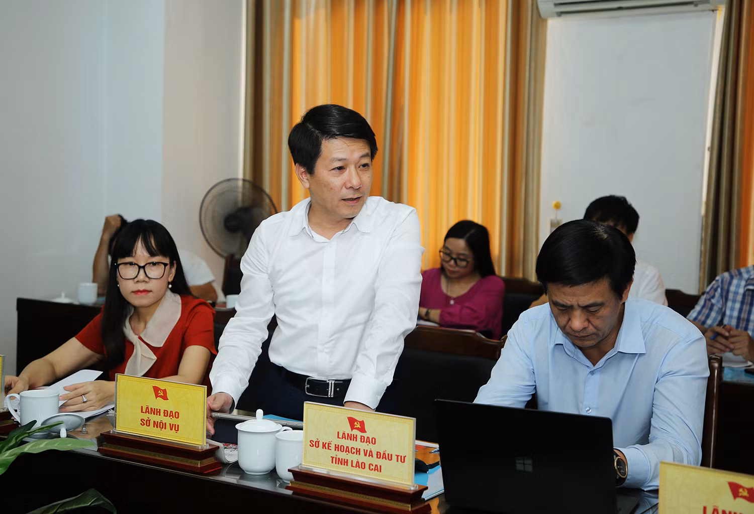 Các đại biểu phát biểu ý kiến tại buổi làm việc với Báo Lào Cai.
