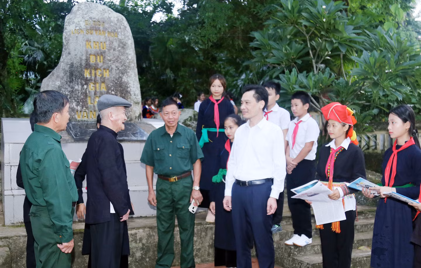 Ðảng bộ huyện Văn Bàn: 75 năm xây dựng và trưởng thành ảnh 1