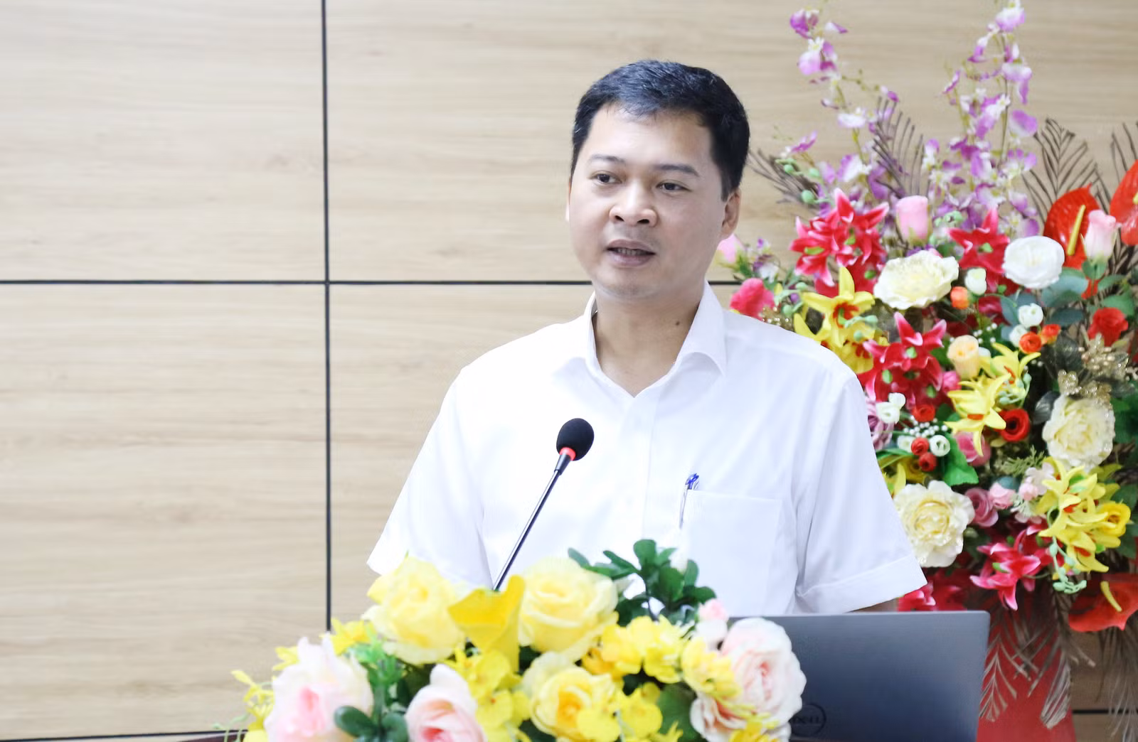 Đại biểu tham luận tại hội thảo.