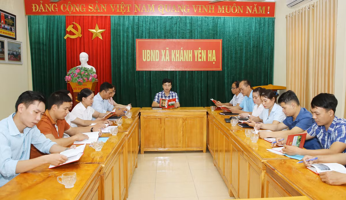 Một buổi sinh hoạt chính trị, tìm hiểu lịch sử Đảng bộ của cán bộ, đảng viên xã Khánh Yên Hạ.