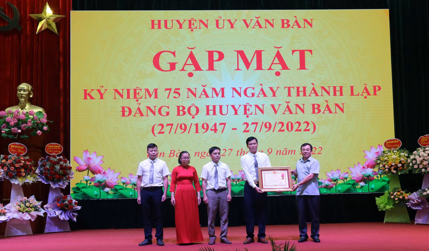 Văn Bàn gặp mặt kỷ niệm 75 năm ngày thành lập Đảng bộ huyện ảnh 4