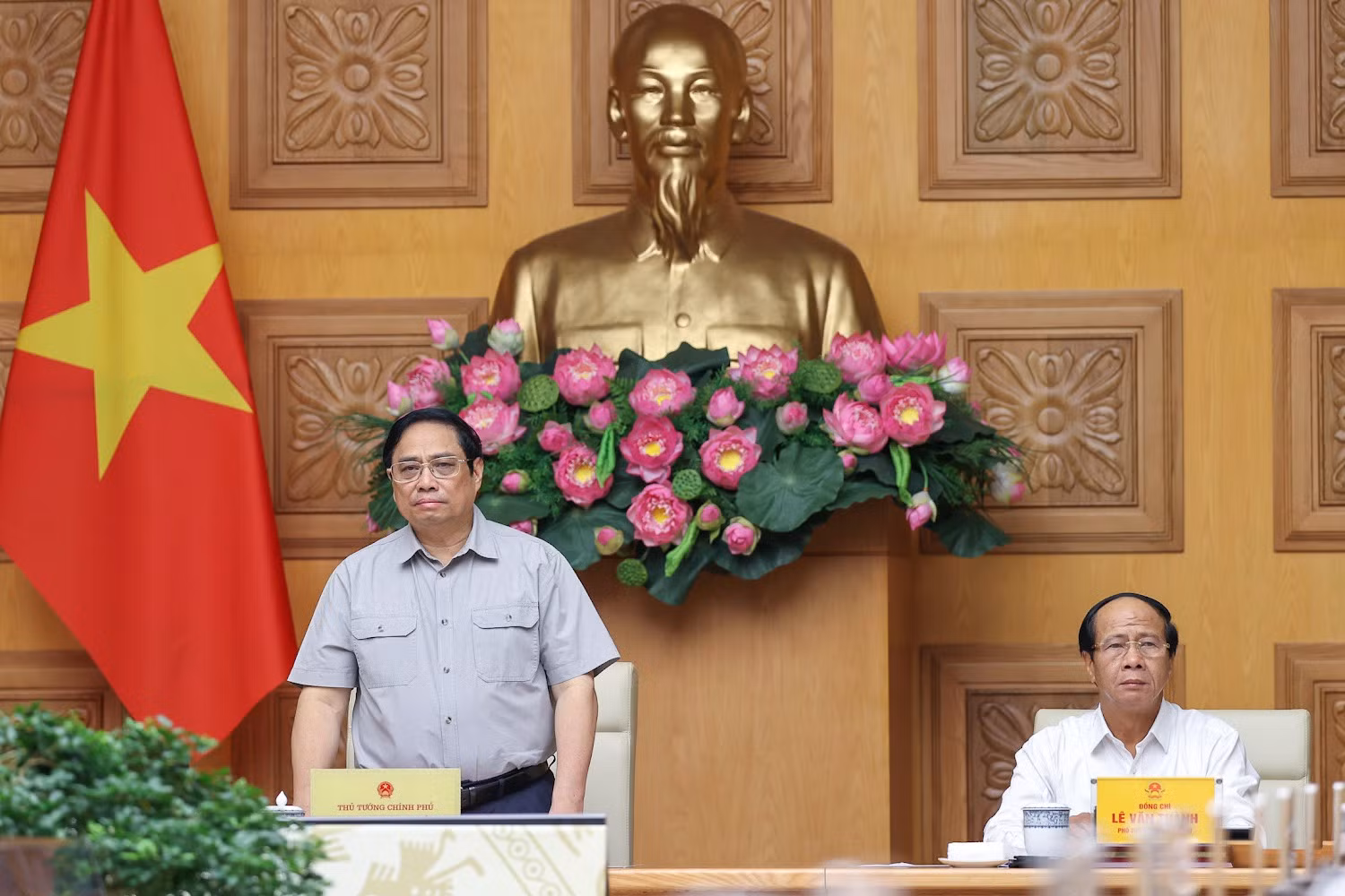 Thủ tướng Chính phủ Phạm Minh Chính, Phó Thủ tướng Lê Văn Thành, Trưởng Ban Chỉ đạo Trung ương về phòng chống thiên tai, chủ trì cuộc họp khẩn ứng phó với bão số 4 sáng 27/9.