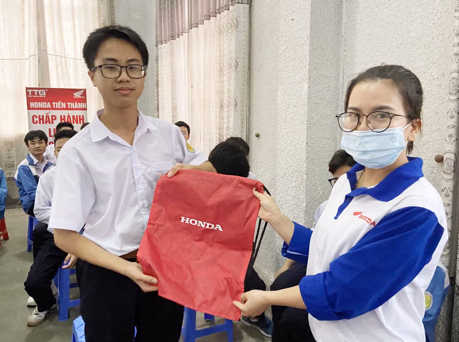 Học sinh tham gia trả lời câu hỏi tìm hiểu Luật Giao thông đường bộ. Tặng quà học sinh trả lời đúng câu hỏi về Luật Giao thông đường bộ. Hướng dẫn sử dụng bảo hộ trước khi đi xe mô tô, xe gắn máy, xe máy điện. Hướng dẫn đội mũ bảo hiểm đúng cách. Kiểm tra an toàn phương tiện trước khi tham gia giao thông. Hướng dẫn tư thế lái xe an toàn. Trải nghiệm lái xe trên sa hình.