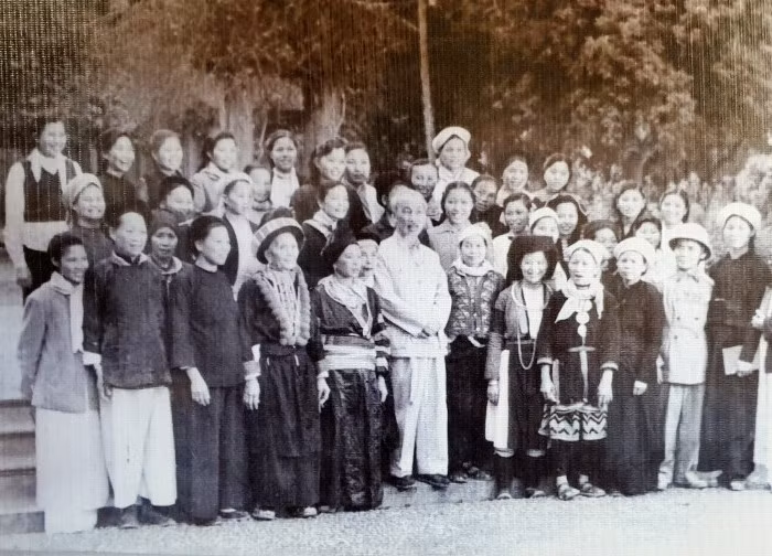 Sinh thời, Chủ tịch Hồ Chí Minh luôn nhấn mạnh bài học về đại đoàn kết toàn dân. (Trong ảnh: Chủ tịch Hồ Chí Minh chụp ảnh cùng các đại biểu phụ nữ các dân tộc Lào Cai tại Đại hội Phụ nữ toàn quốc lần thứ II).