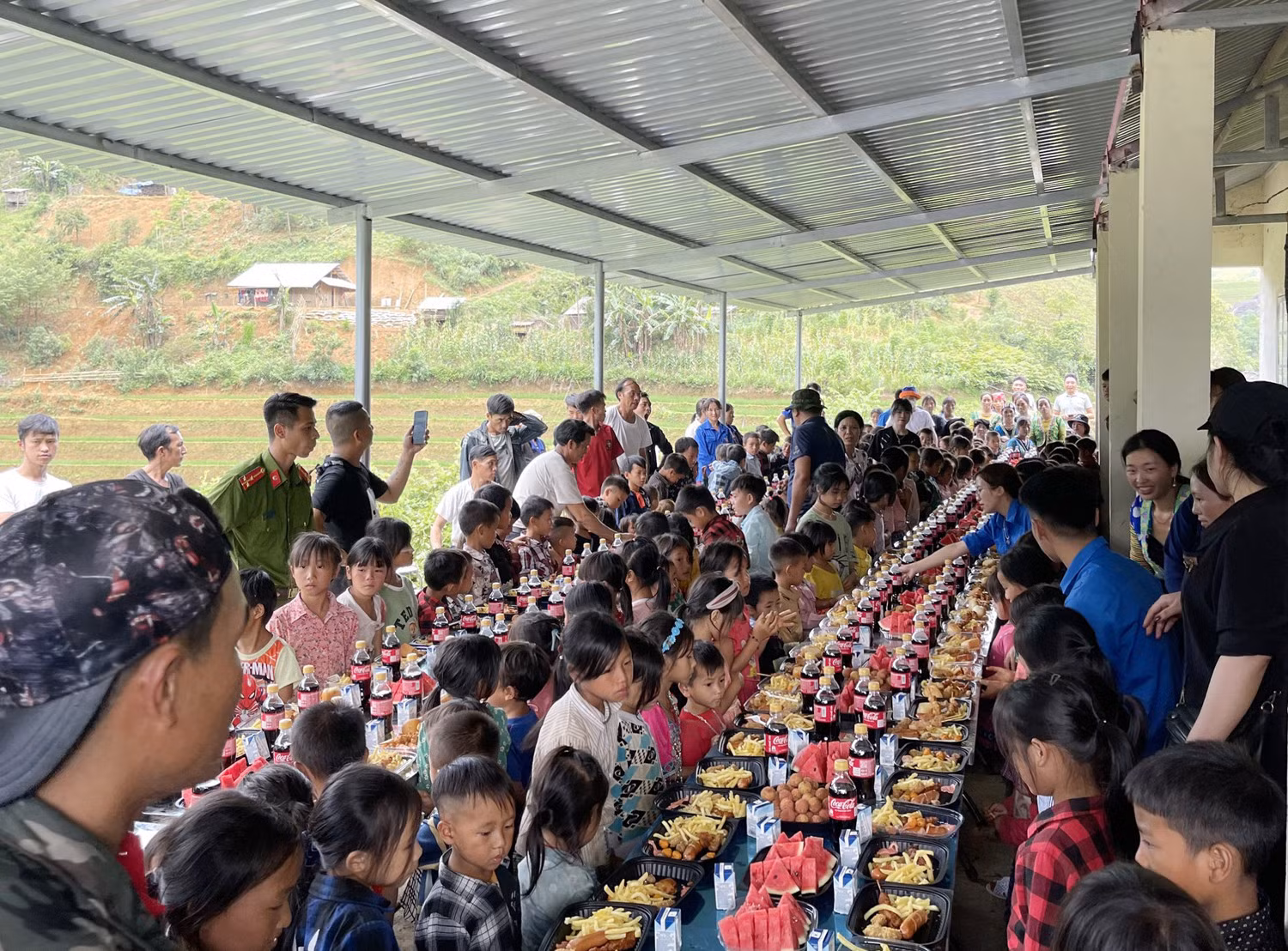 Tặng suất ăn cho các em học sinh.